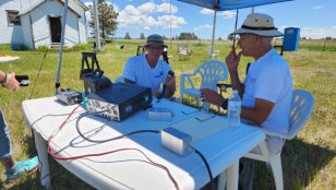 KF0QZG making his first QSOs while WY7JB lends his knowlege.